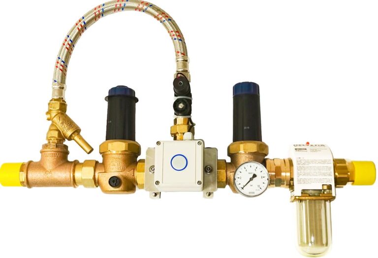 Valve combination with hygienic flush